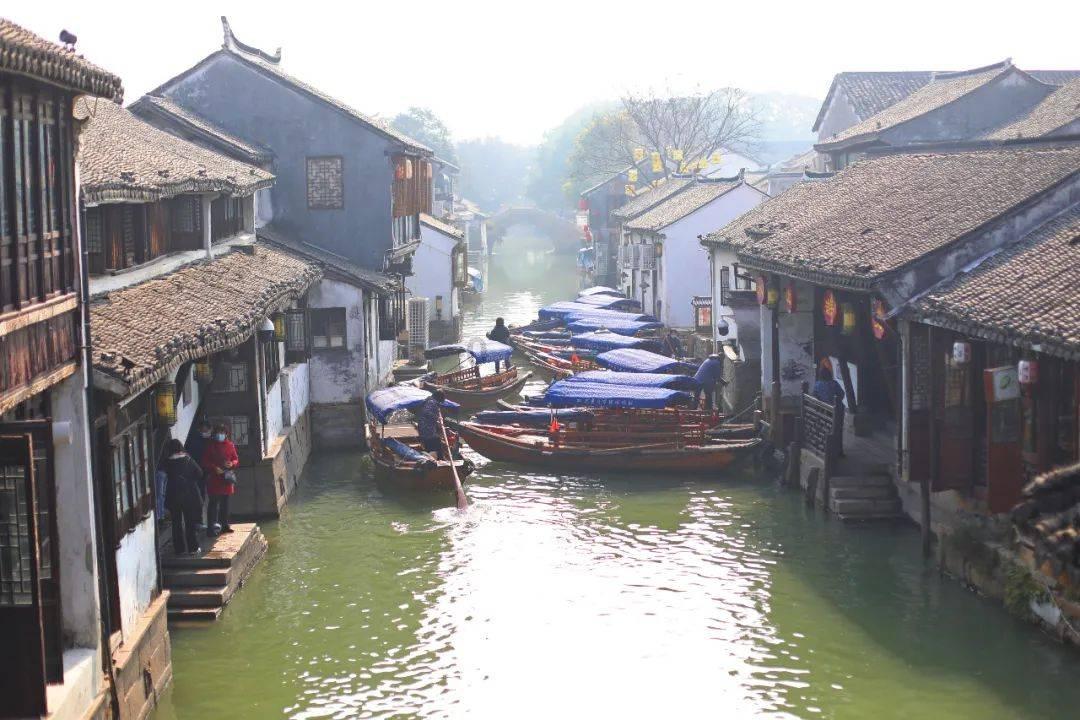 救援爱图画的男孩